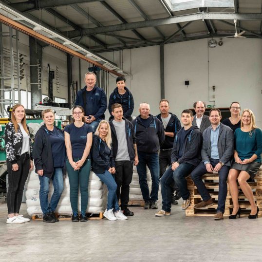 Die gesamte Belegschaft des Familienunternehmen Friedenstab in der Produktionshalle.
