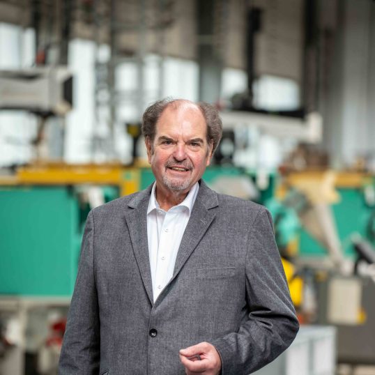 Rainer Friedenstab, historisch gesehen der Geschäftsführer von Friedenstab steht in dem Bild vor seinem Spritzguss-Maschinenpark